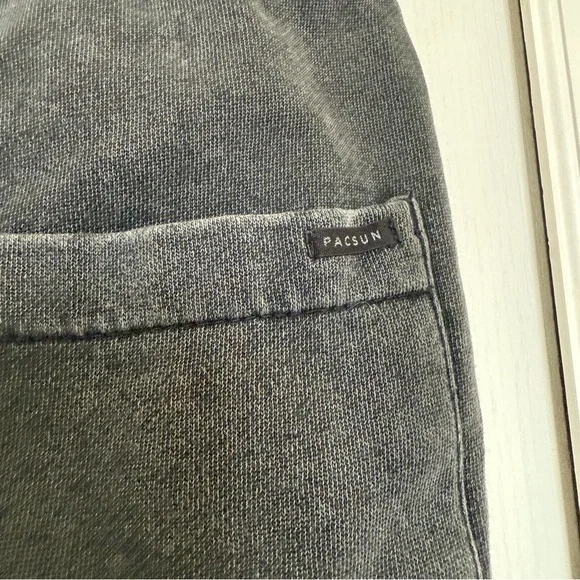 PacSun Men's Black Casual Shorts - Picture 6 of 8